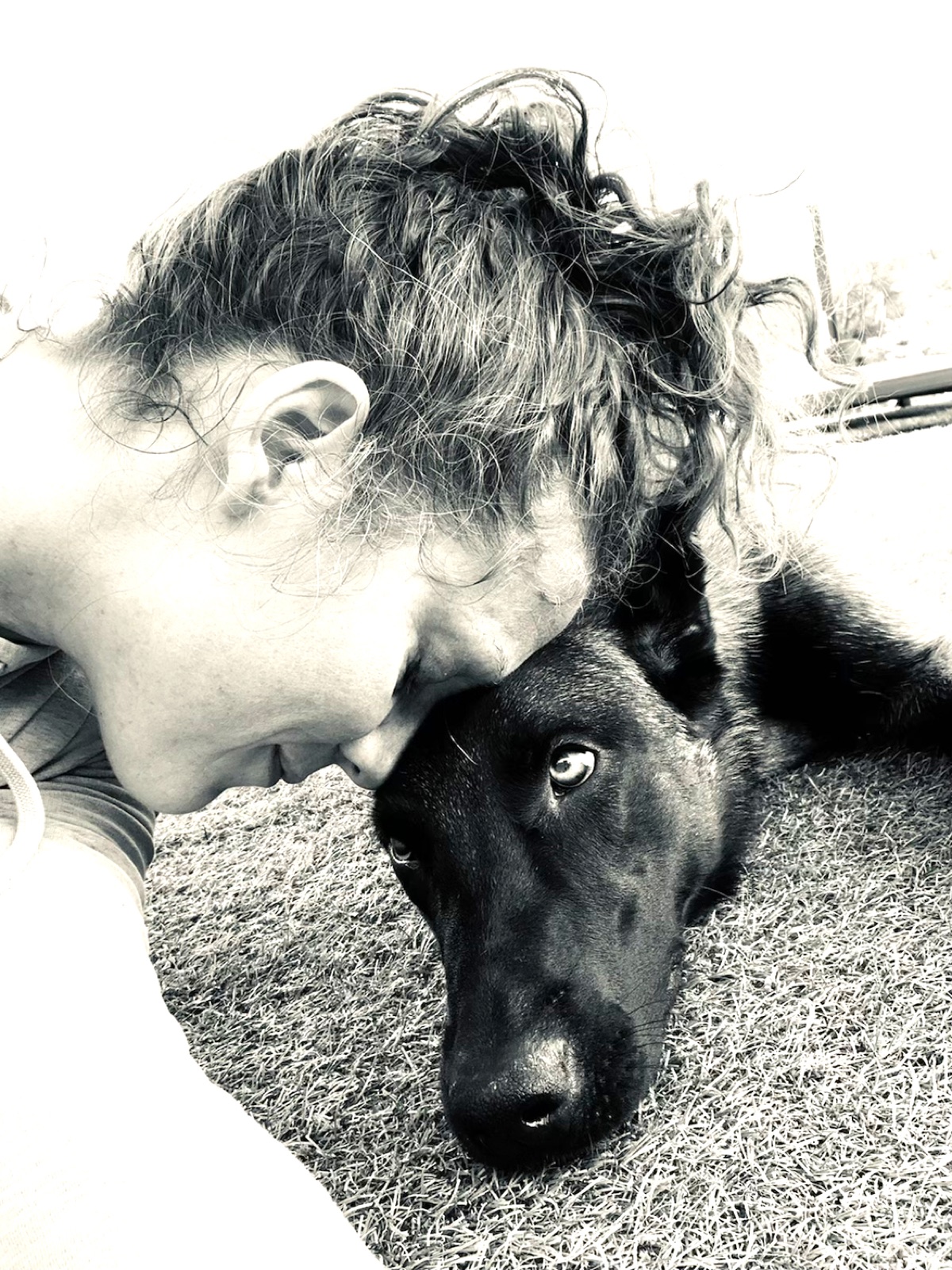 Livia partageant un moment calme avec un chien Livia partageant un moment calme avec un chien